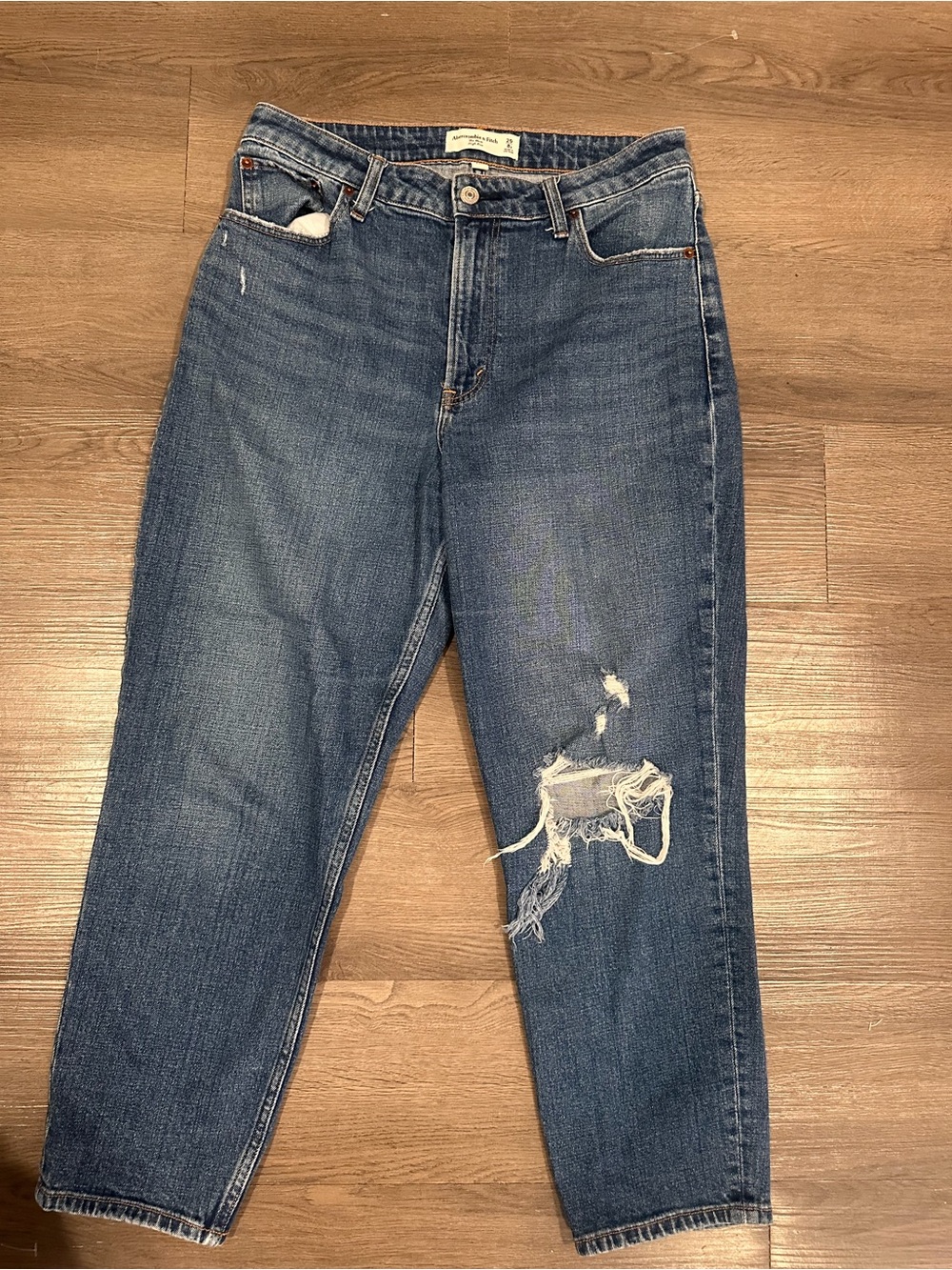 Abercrombie & Fitch Distressed the mom high rise Jeans - Blue